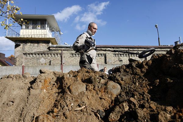 Poszukiwania IPN w białostockim areszcie - odkryto kolejne szczątki ofiar