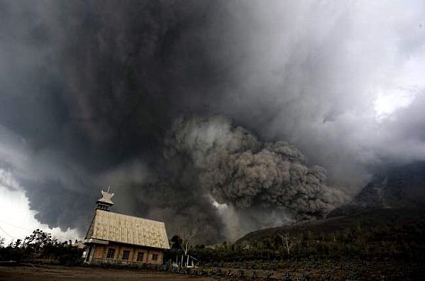 Wybuch wulkanu Sinabung w Indonezji, zginęło kilkunastu ludzi