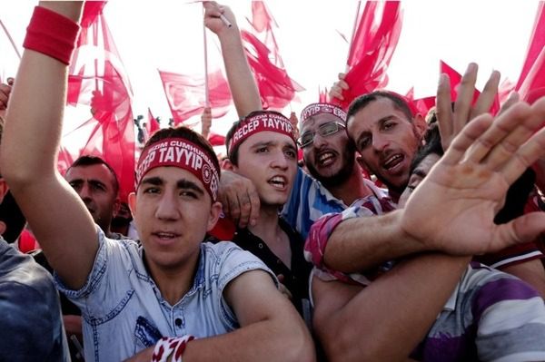 Dziesiątki tysięcy Turków protestujących przeciw atakom kurdyjskiej PKK