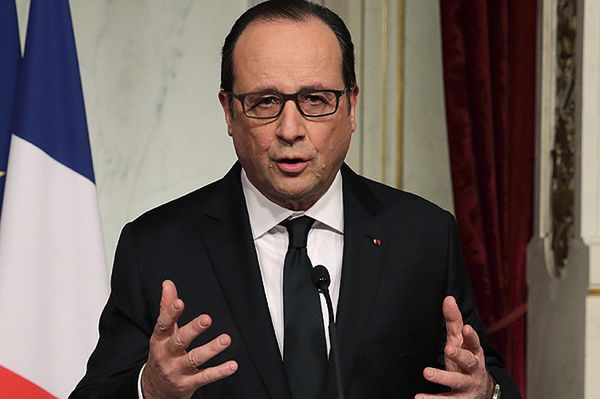 Prezydent Hollande: "Charlie Hebdo" żyje i żyć będzie