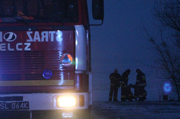 Nastolatkowie zadzwonili po pomoc. "Lód pęka"