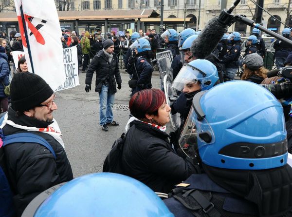 Włoszki mają zakaz całowania policjantów podczas demonstracji