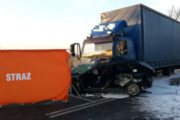 Tragiczny wypadek na drodze. Tir zderzył się z dwoma osobówkami