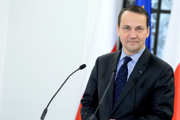 Sikorski przerywa milczenie w sprawie poselskich wyjazdów