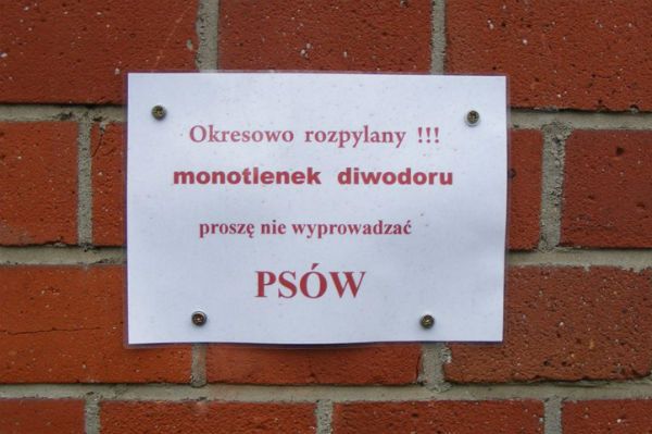 Straszą właścicieli psów rozpyleniem monotlenku diwodoru. "To i tak nic nie daje"