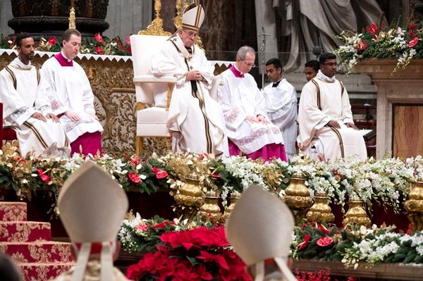 Papież w czasie pasterki mówił o dzieciach w schronach i na łodziach