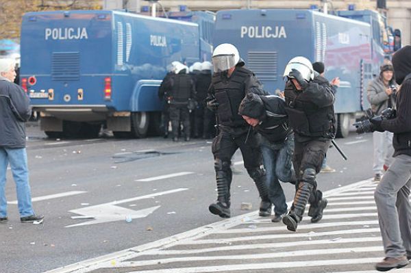 Policjant kopał demonstranta w twarz - szukają pobitego