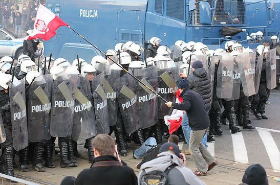 "Policja nie ochraniała marszu". Kto jest winny zamieszek?