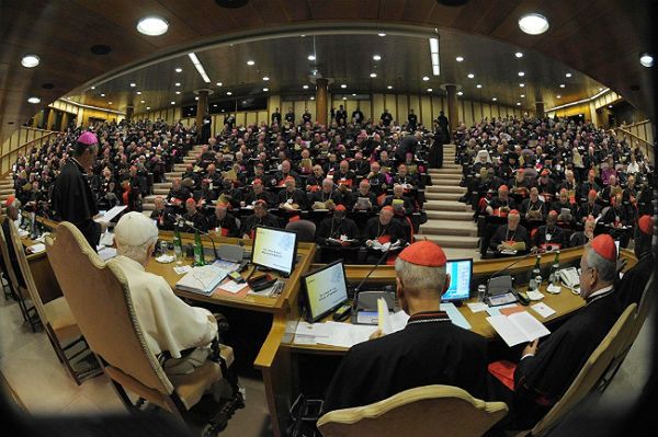 Benedykt XVI przyjął dymisja chilijskiego biskupa oskarżonego o pedofilię