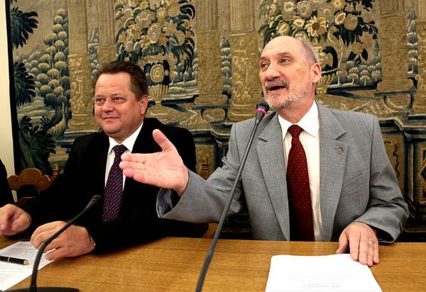 Antonii Macierewicz: Tusk, Klich, Miller, Sikorski i Arabski popełnili przestępstwo