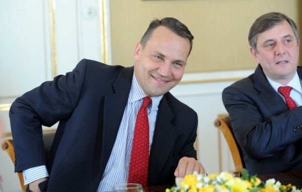 Sikorski daje zarobić dyktatorowi Białorusi