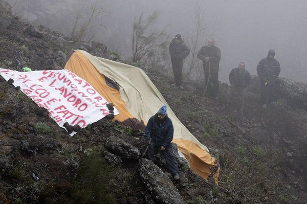 Akcja protestacyjna w kraterze Wezuwiusza