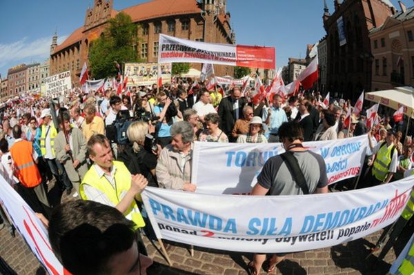 PiS zapowiada manifestacje w Brukseli i w Polsce w obronie TV Trwam
