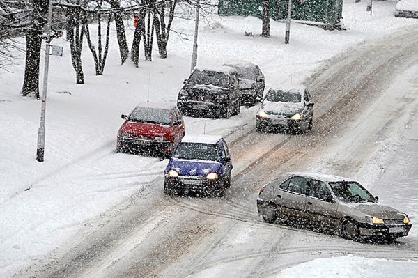 Błoto pośniegowe i korki - fatalne warunki na drogach