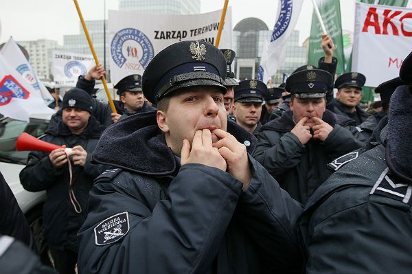 "Wszystkim równo, a nie g..." - mundurowi chcą pieniędzy