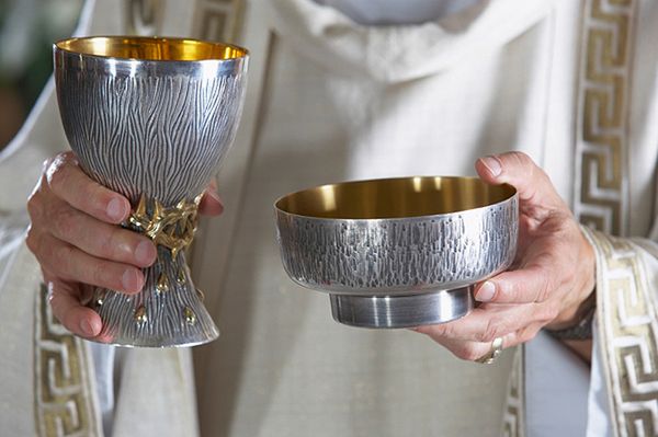 Kościół podjął "nieludzką decyzję". Co wybierze ksiądz?