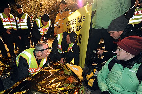 Protestujących z torów usunięto razem z szyną