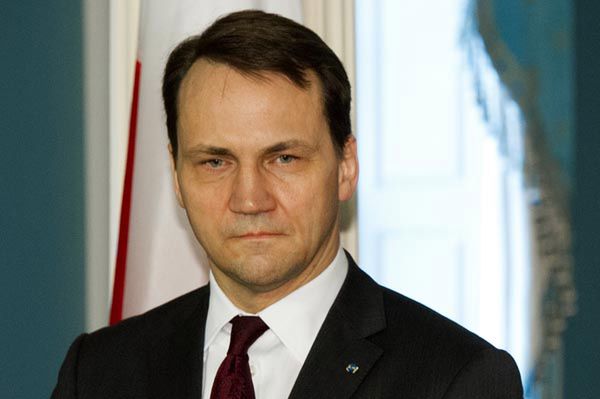 Radosław Sikorski wylicza wyzwania dla służby konsularnej