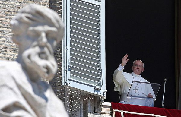 Gesty papieża Franciszka świadczą, że zrywa z wizerunkiem "monarchy"