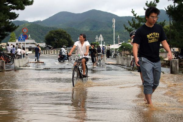 Silny tajfun uderzył w Japonię, dziesiątki tysięcy ewakuowanych