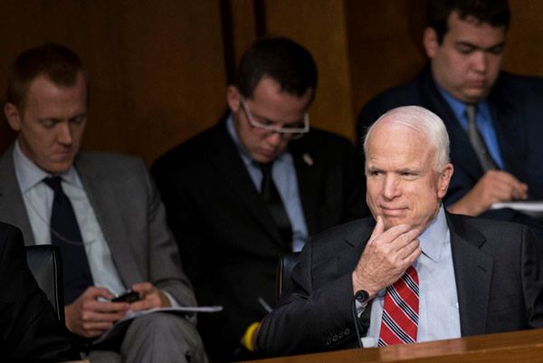 John McCain przyłapany, jak gra na smartfonie w czasie debaty o Syrii