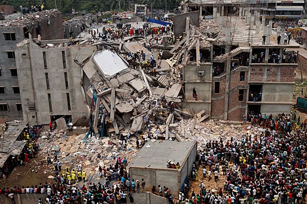 Znaleziono 40 ocalałych w ruinach zawalonego bloku w Bangladeszu