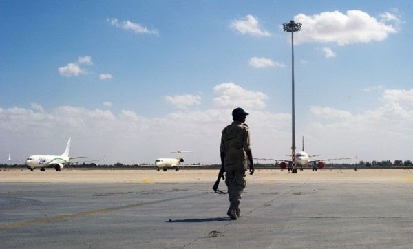 Libia: pociski trafiły w pas startowy - lotnisko w Trypolisie zamknięto