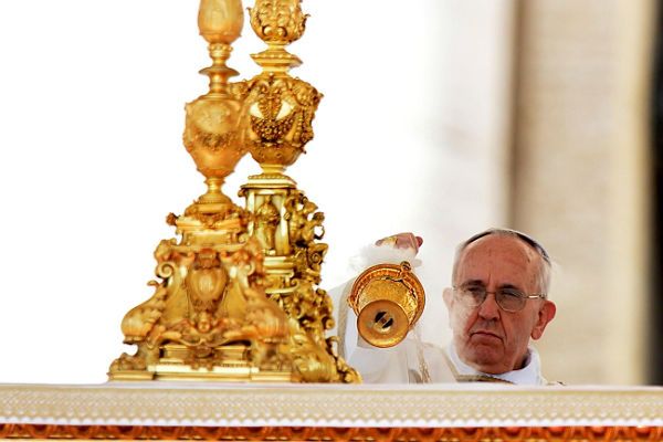 Papież Franciszek udzielił bierzmowania na mszy z udziałem ok. stu tys. wiernych