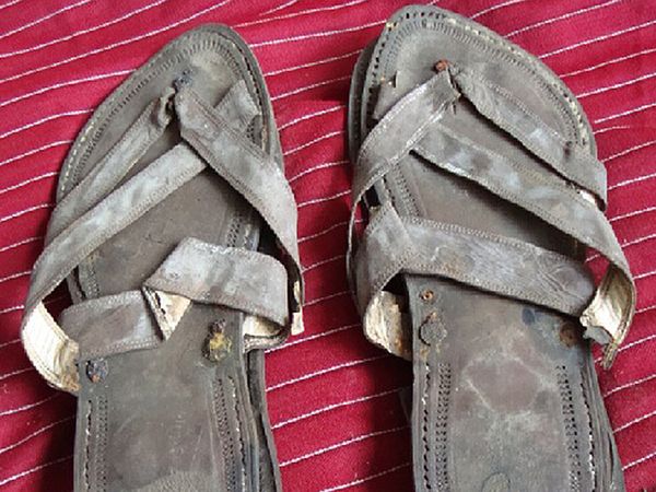 Para sandałów Mahatmy Gandhiego trafi na aukcję
