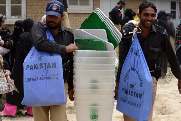 Wybory parlamentarne w Pakistanie - pierwsza wymiana rządów cywilów