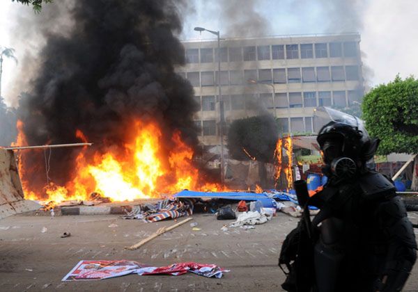 Egipt: siły bezpieczeństwa rozbiły obozy zwolenników Mursiego - wielu zabitych i rannych
