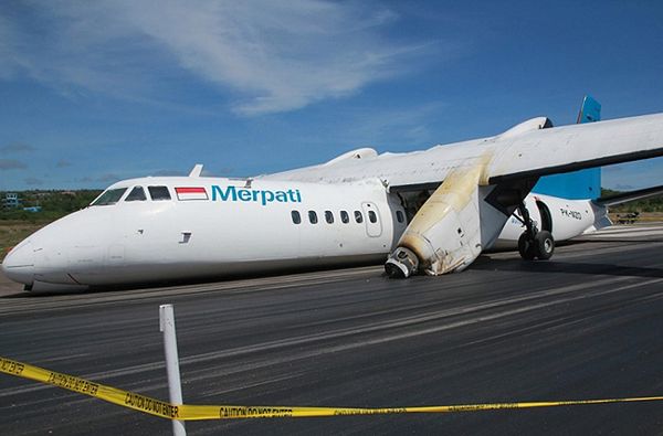 Samolot rozpadł się podczas lądowania w Indonezji
