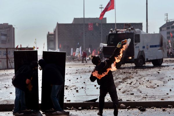 Turcja: rozpędzeni demonstranci obiecują powrót do parku Gezi i na plac Taksim