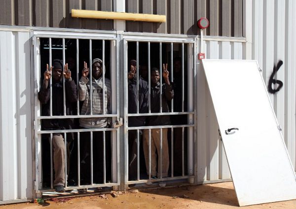 Amnesty International: uchodźcy i imigranci w Libii są przetrzymywani w nieludzkich warunkach