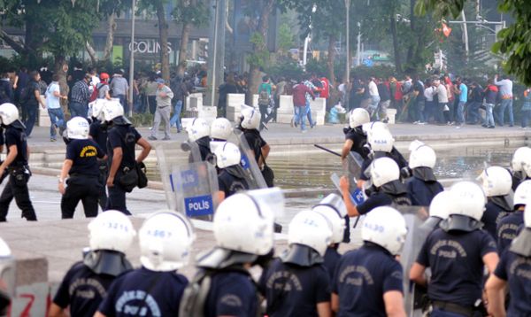 Turcja: zmarł policjant, który spadł z mostu podczas protestów w Adanie