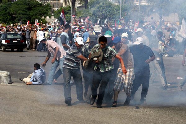 Egipskie siły bezpieczeństwa otworzyły ogień w kierunku zwolenników Mursiego. Są ofiary śmiertelne