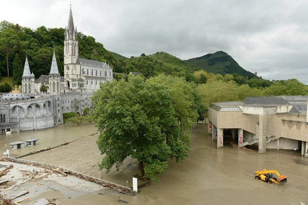 Sanktuarium w Lourdes zalane przez powódź