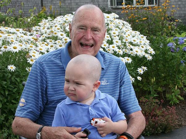 George Bush senior zgolił włosy solidaryzując się z chłopcem chorym na białaczkę