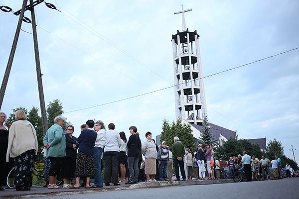 Ks. Lemański rozmawia z parafianami