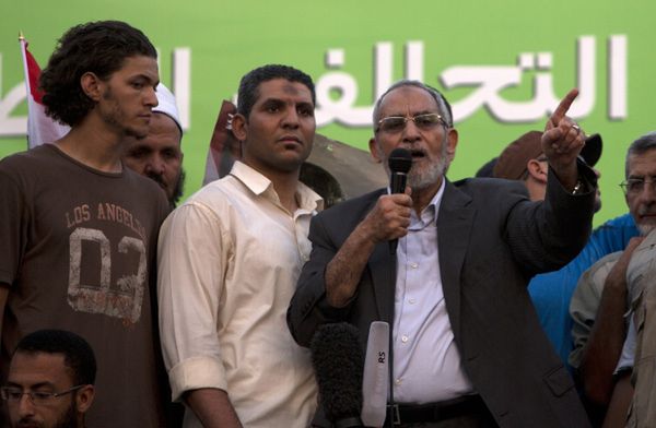 Egipt: nakazy aresztowania przywódców Bractwa Muzułmańskiego - Mursi w "bezpiecznym miejscu"