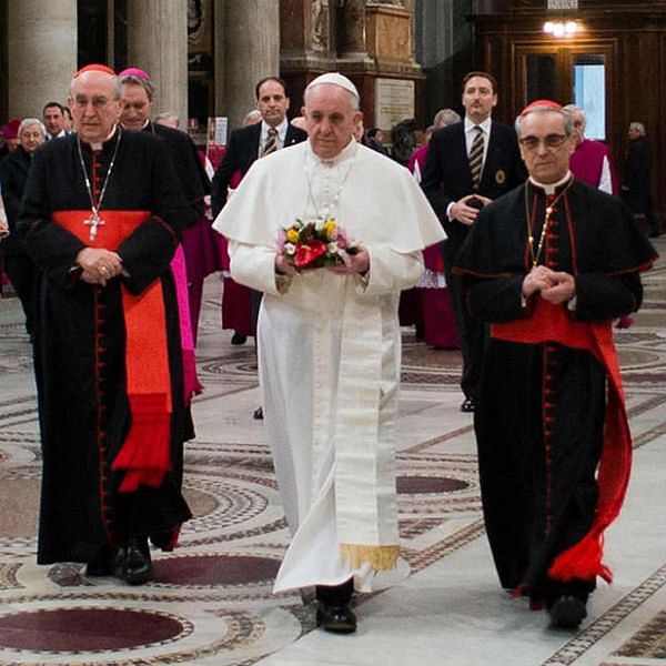 Papież Franciszek do ceremoniarza: niech ksiądz sam założy pelerynę