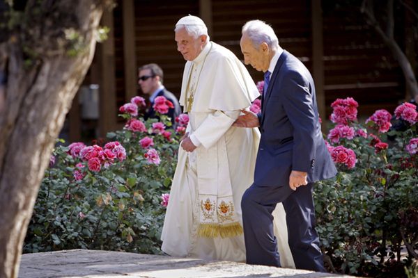 Prezydent Peres wita papieża na Twitterze