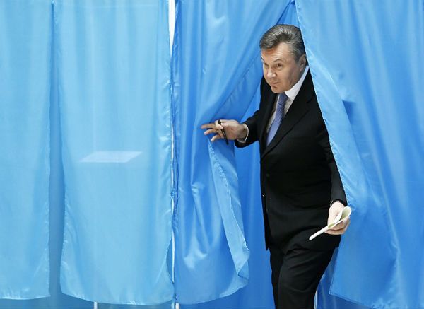 Ołeksandr Turczynow: Wiktor Janukowycz próbował zbiec do Rosji, jest w Doniecku