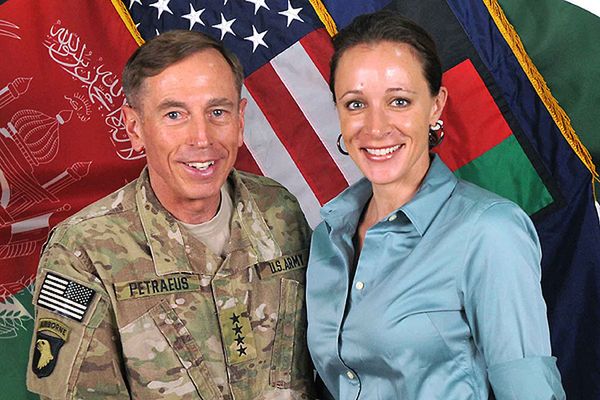 Kochanka b. szefa CIA Davida Petraeusa ujawniła tajne dane? FBI weszło do jej domu