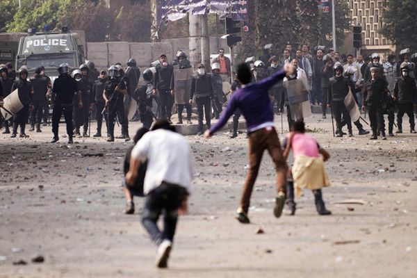 Egipt: w Kairze doszło do starć przeciwników prezydenta Mursiego z policją