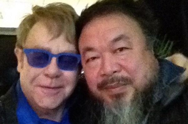 Chiński dziennik krytykuje Eltona Johna za wspieranie Ai Weiweia