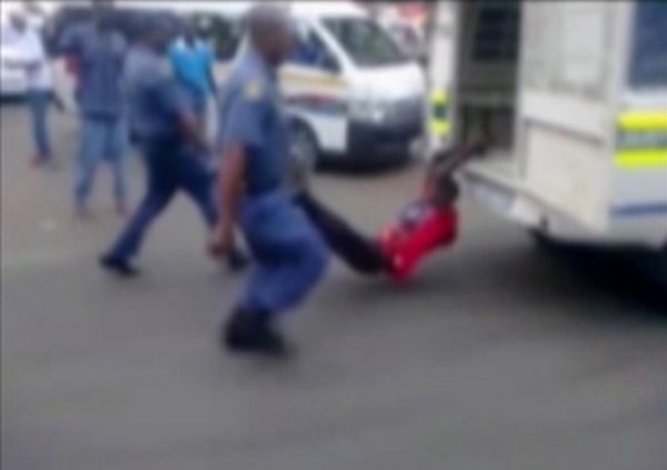Taksówkarz z RPA źle zaparkował, policjanci go zabili. Rośnie problem brutalności policji
