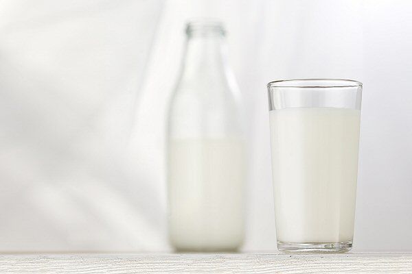 Władze Serbii nakazały wycofanie ze sklepów podejrzanego mleka
