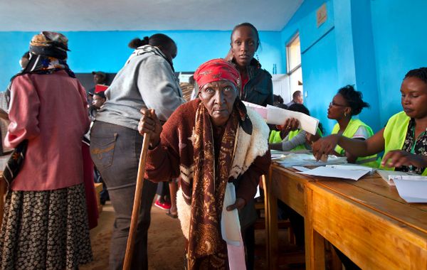 Kenijczycy w kolejkach do urn wyborczych - kto zostanie nowym prezydentem?