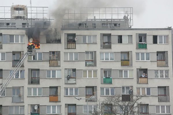 Pożar w bloku w Warszawie